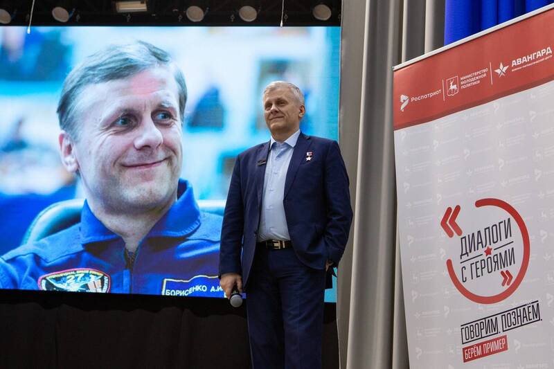 В преддверии Дня космонавтики нижегородские студенты и школьники встретились с Героем России Андреем Борисенко