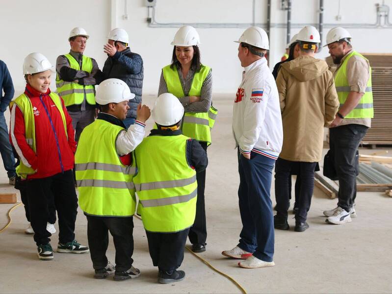 Паралимпийские чемпионы посетили стройплощадку Центра спортивной подготовки по адаптивным видам спорта в Дзержинске