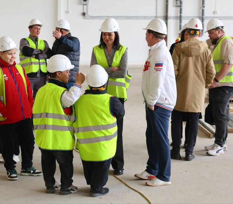 Паралимпийские чемпионы посетили стройплощадку Центра спортивной подготовки по адаптивным видам спорта в Дзержинске