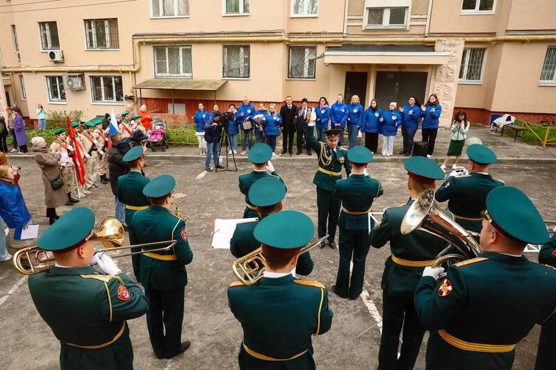 Волонтёры Победы в преддверии 9 Мая проводят персональные парады возле домов нижегородских ветеранов