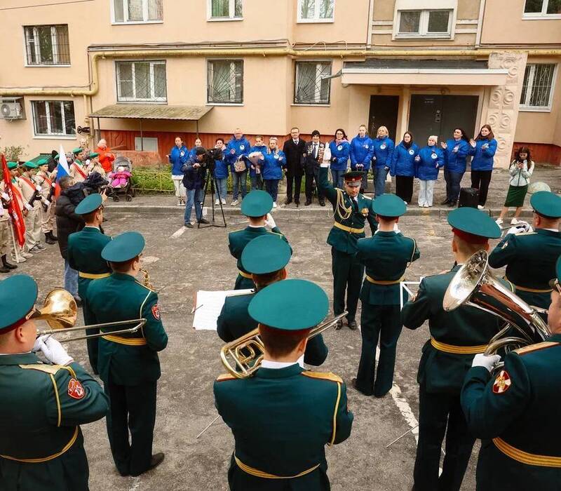 Волонтёры Победы в преддверии 9 Мая проводят персональные парады возле домов нижегородских ветеранов