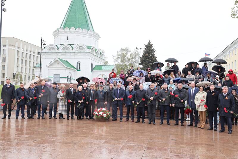 Молодые парламентарии из ЛНР возложили цветы к мемориалу «Вечный огонь» в Нижегородском кремле