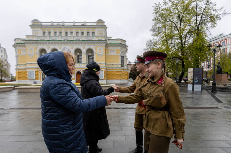 В Нижегородской области раздали тысячи Георгиевских лент в преддверии праздника