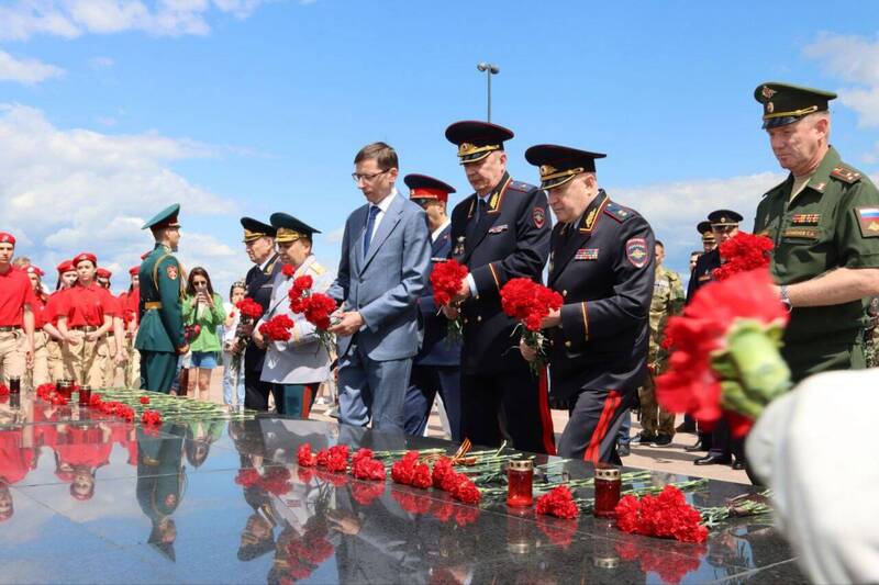 Нижегородцы возложили цветы к мемориалу «Вечный огонь» в Кремле в День памяти и скорби