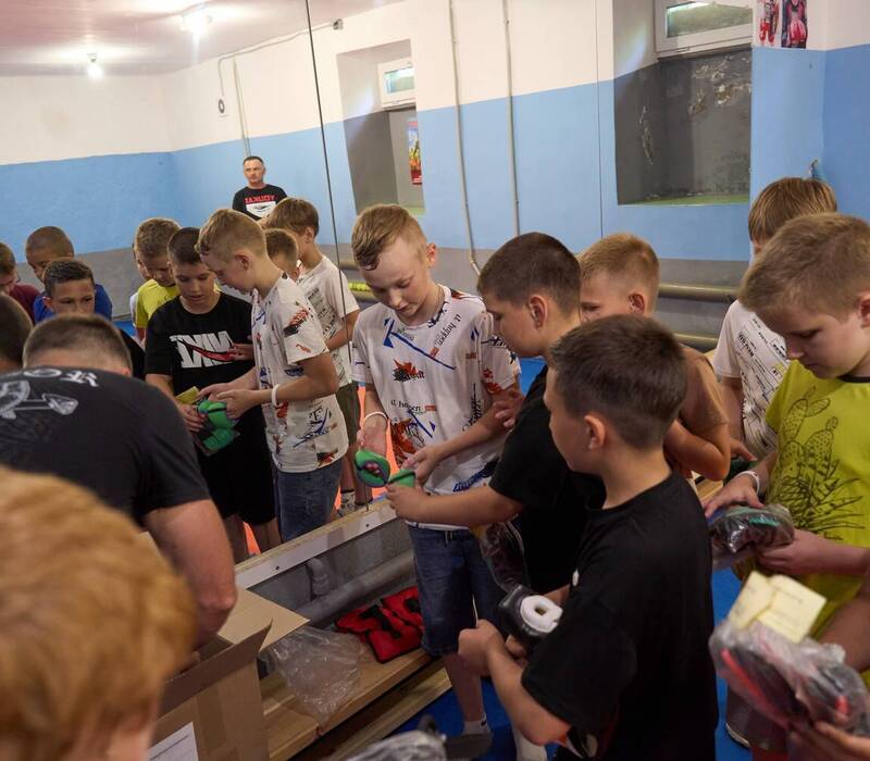 Волонтёры Дома народного единства передали школьникам Харцызска новый спортивный инвентарь