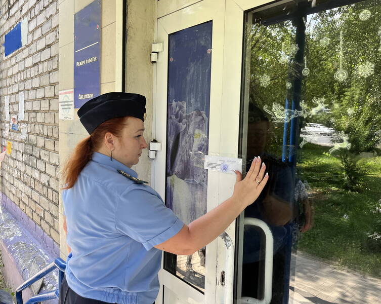 Под контролем судебных приставов приостановлена деятельность трех баров 