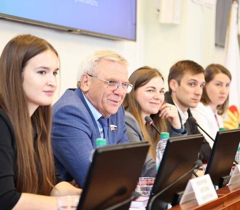 Евгений Люлин: «Члены Молодежного парламента с первых дней включились в работу с законодательными инициативами»