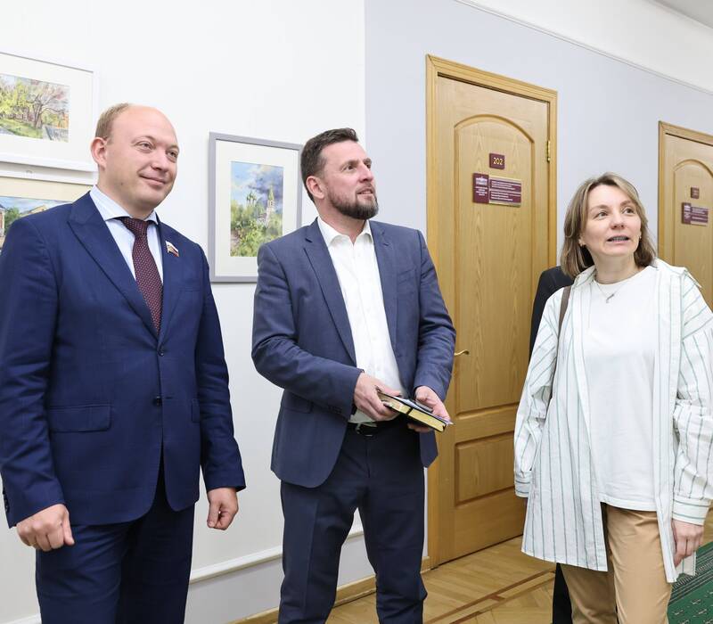 Выставка «Прогулки по Нижнему Новгороду» впервые открылась в Законодательном Собрании Нижегородской области 