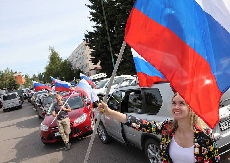 «Под флагом России»: в День Государственного флага по Нижнему Новгороду проехал праздничный автомотопробег