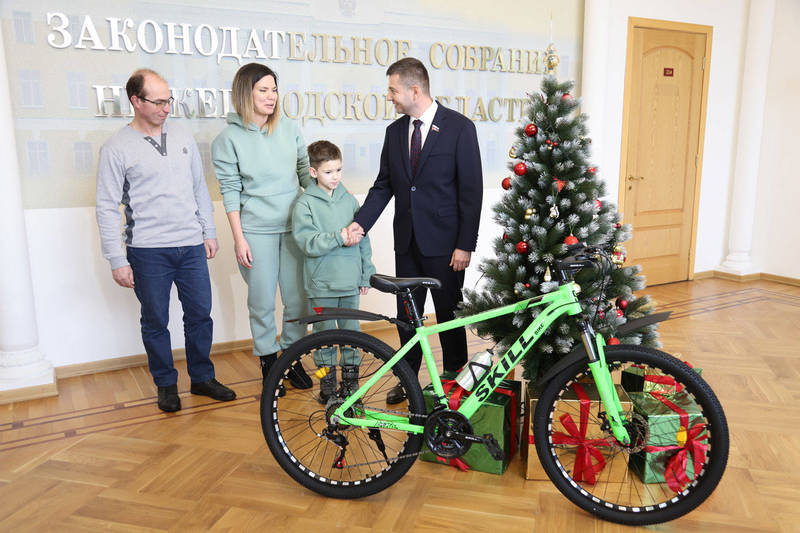 Юный нижегородец проехался на велосипеде по коридорам Законодательного Собрания