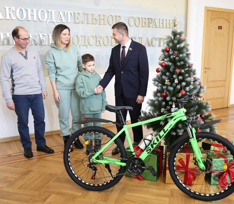Юный нижегородец проехался на велосипеде по коридорам Законодательного Собрания