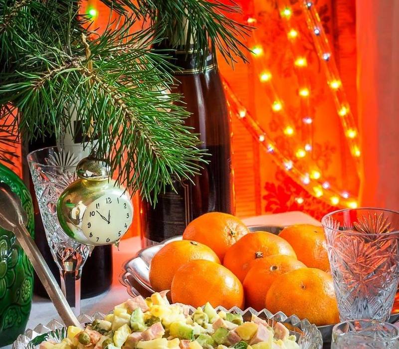 Мандарины оливье. Новогодний стол. Новогодний и праздничный стол. Мандарины новый год. Стол с мандаринами и шампанским.