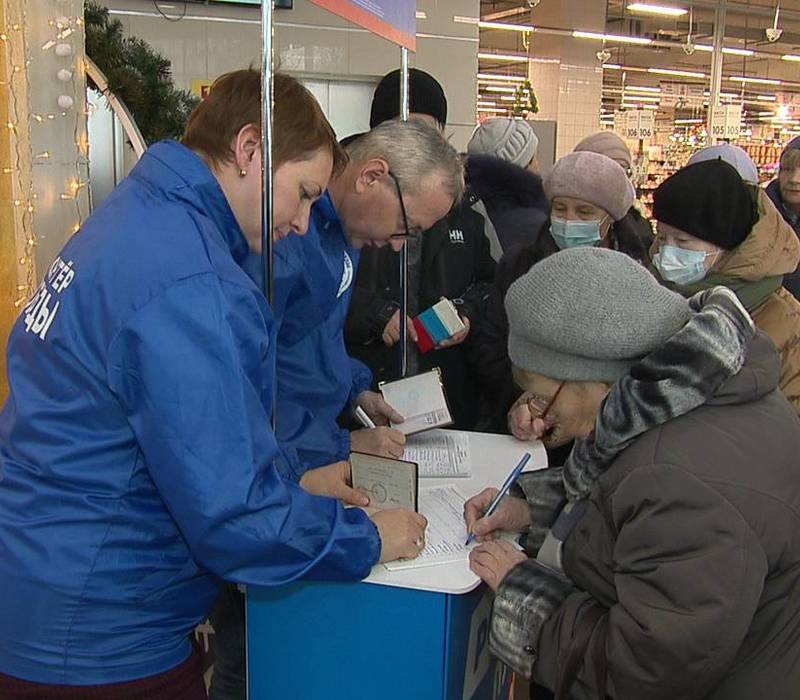 Более 800 волонтеров задействовано в сборе подписей за кандидата на выборы президента РФ Владимира Путина в Нижегородской области