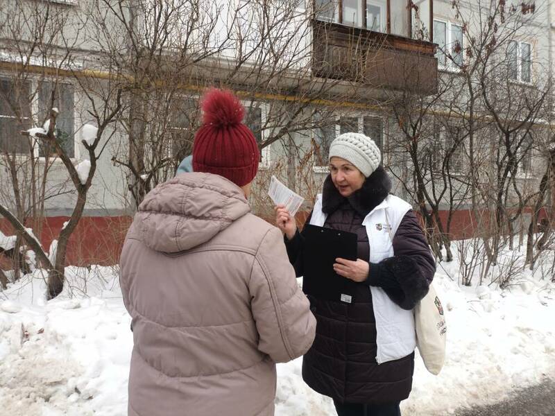 Социальные участковые вместе с жильцами контролируют качество ремонта в подъездах после замены лифтов