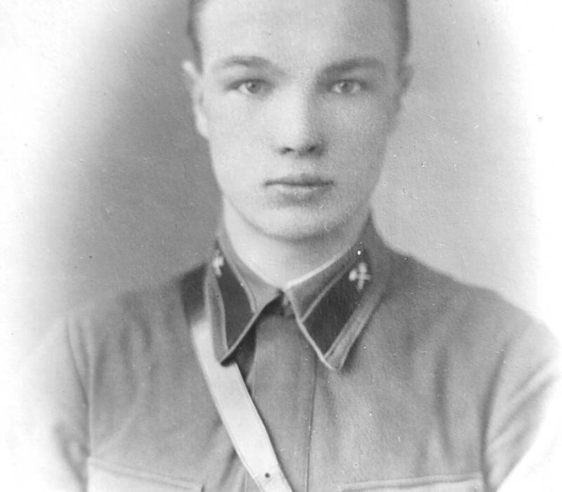 Обеспечивал связь с городом под градом снарядов