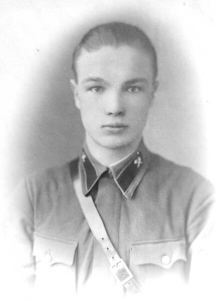 Обеспечивал связь с городом под градом снарядов