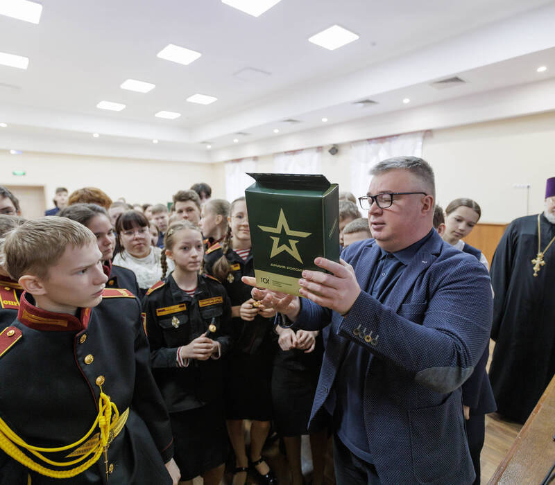 Артем Кавинов передал нижегородским школьникам подарки от военных, находящихся в зоне СВО
