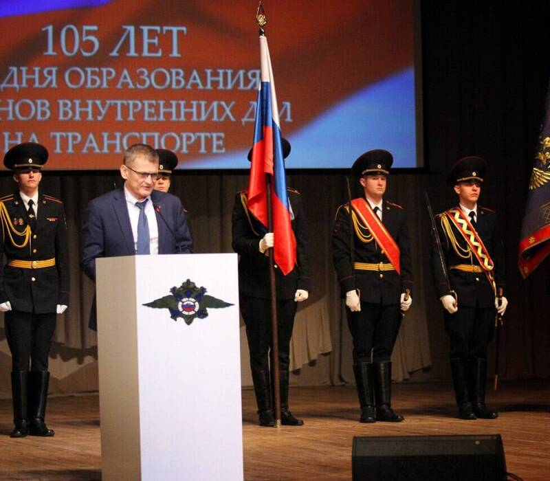 Петр Банников вручил награды заслуженным сотрудникам органов внутренних дел на транспорте