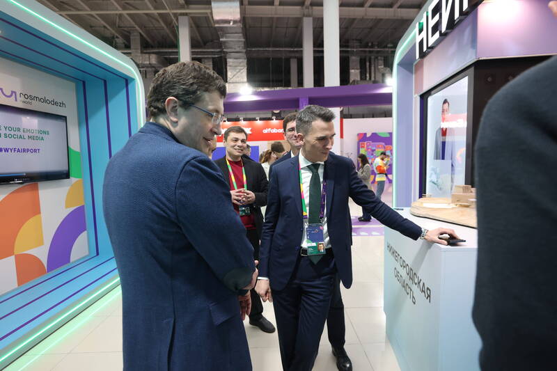 Глеб Никитин презентовал стенд ИТ-кампуса «НЕЙМАРК» на Всемирном фестивале молодежи в Сочи
