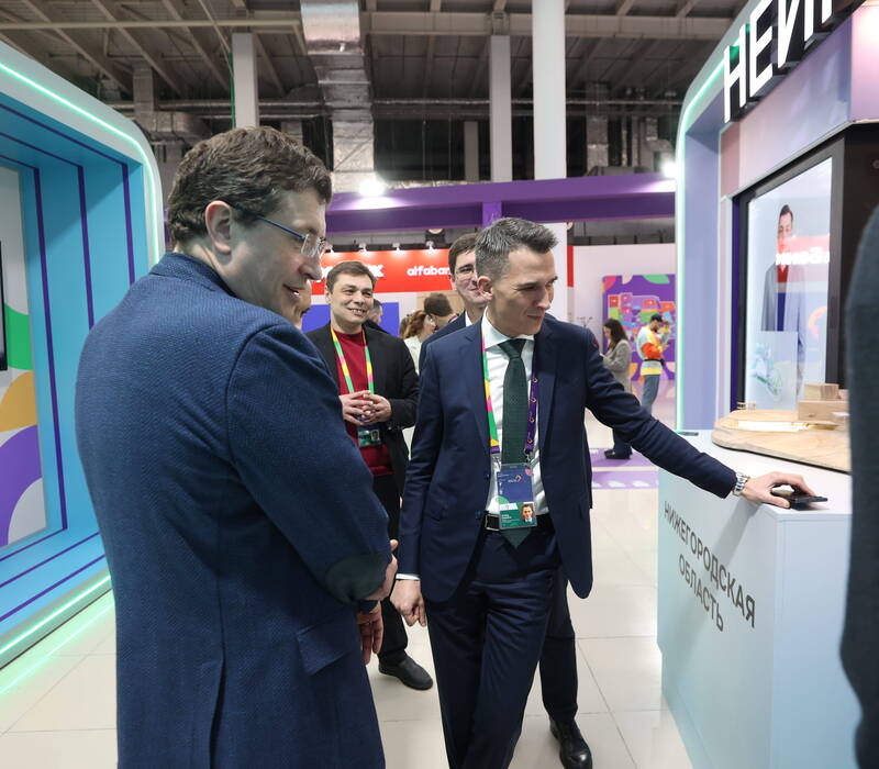 Глеб Никитин презентовал стенд ИТ-кампуса «НЕЙМАРК» на Всемирном фестивале молодежи в Сочи