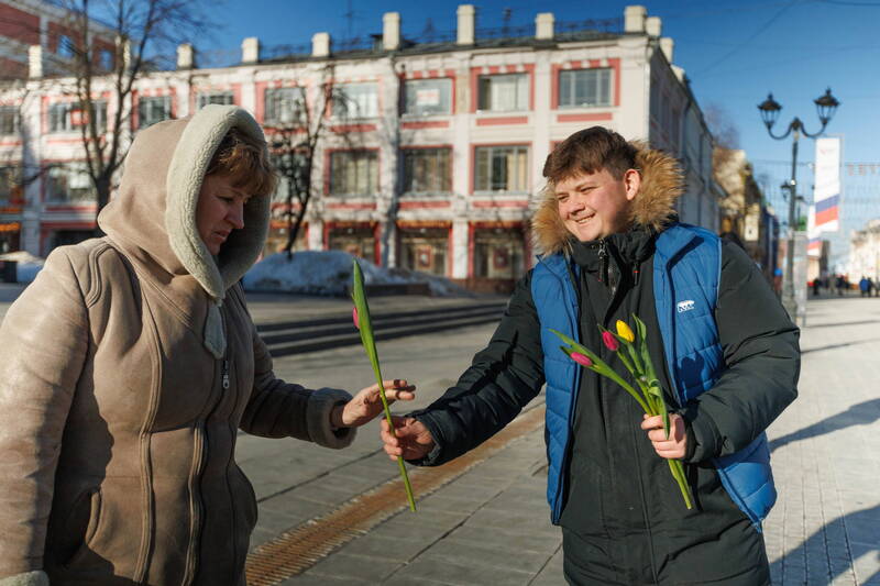 Улыбки, цветы, подарки: нижегородки получают поздравления с Международным женским днем