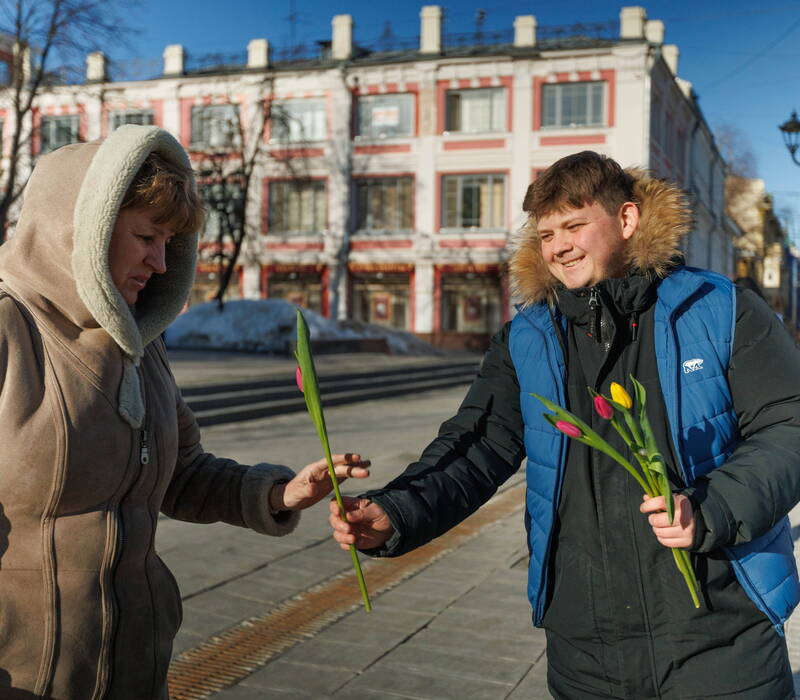 Улыбки, цветы, подарки: нижегородки получают поздравления с Международным женским днем