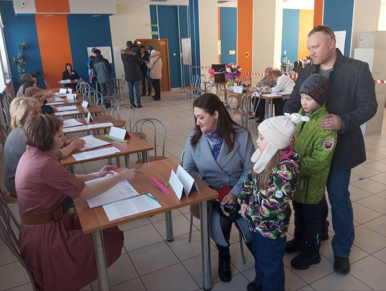 «Мы с ранних лет приучаем детей к ответственности за судьбу страны», - многодетная мама Юлия Смирнова
