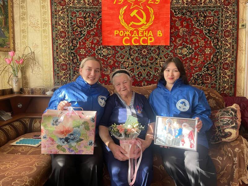 Волонтёры Победы поздравили с 95-летием ветерана Великой Отечественной войны Римму Забродину