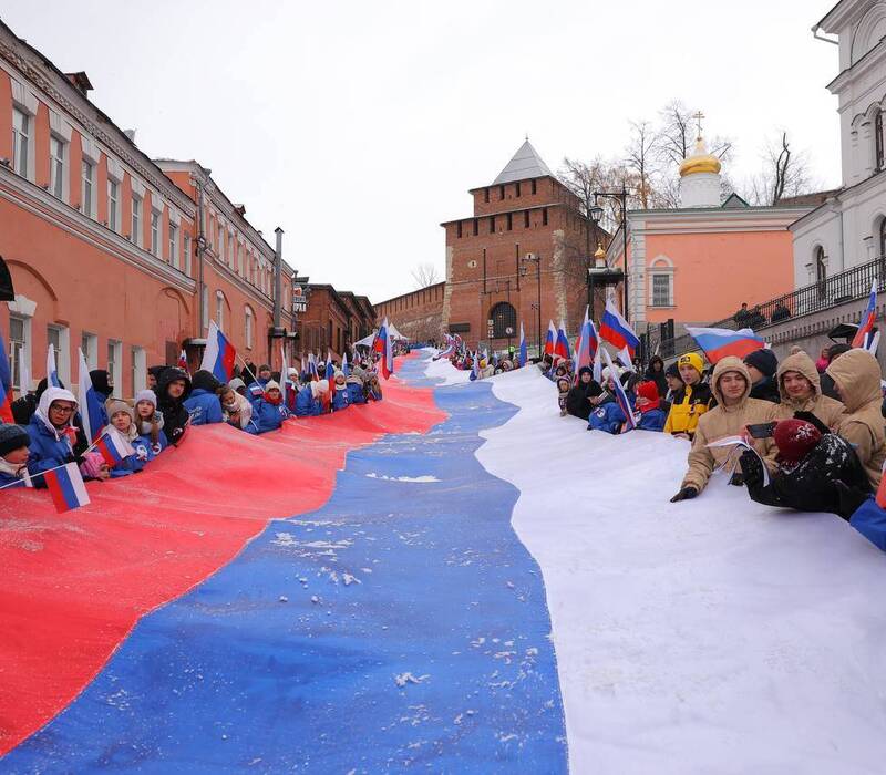 Более 600 нижегородцев приняли  участие в разворачивании 100-метрового флага в День народного единства