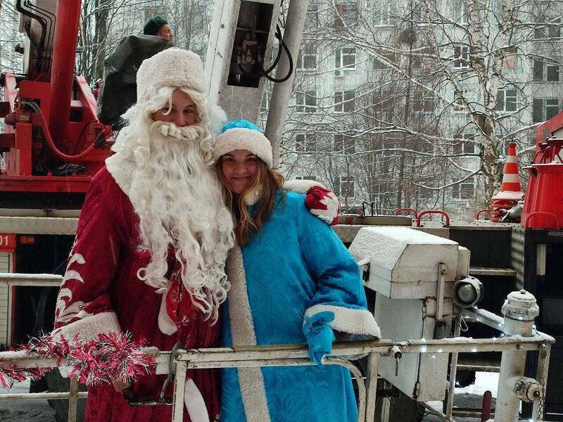 Альпинисты МЧС в роли Дедов Морозов поздравили юных пациентов Нижегородской областной детской клинической больницы с Новым годом