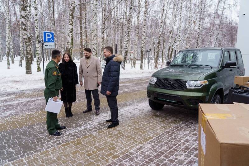 Андрей Гнеушев передал автомобиль-внедорожник с гуманитарной помощью Герою России Виталию Антонову