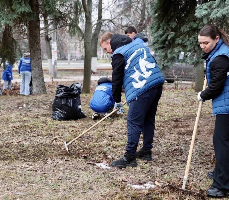 Обелиски, мемориалы, воинские захоронения: «Единая Россия» проводит субботники в памятных местах в преддверии Дня Победы