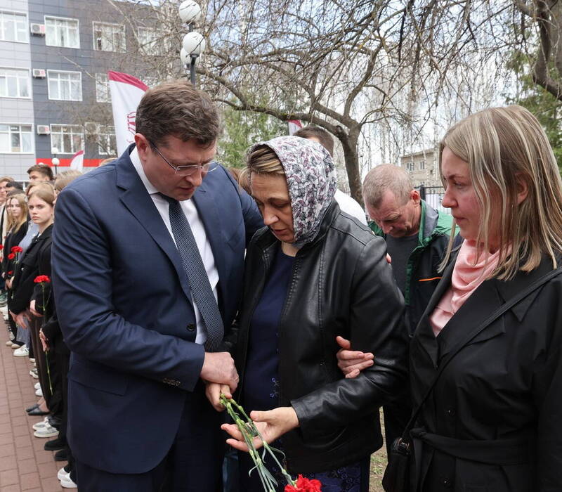 В Княгинине торжественно открыли мемориальную доску в честь участника СВО Алексея Семенникова