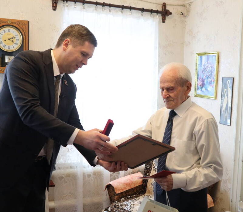 Андрей Гнеушев вручил ветерану Василию Яковлевичу Курицыну медаль и диплом «Почетный гражданин Нижегородской области»