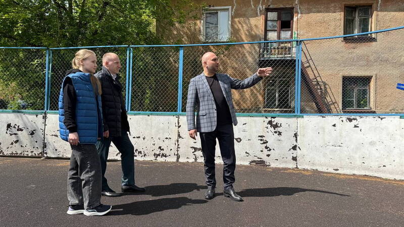 Активисты «Единой России» проверили на безопасность детские спортивные площадки и хоккейные коробки в Нижнем Новгороде