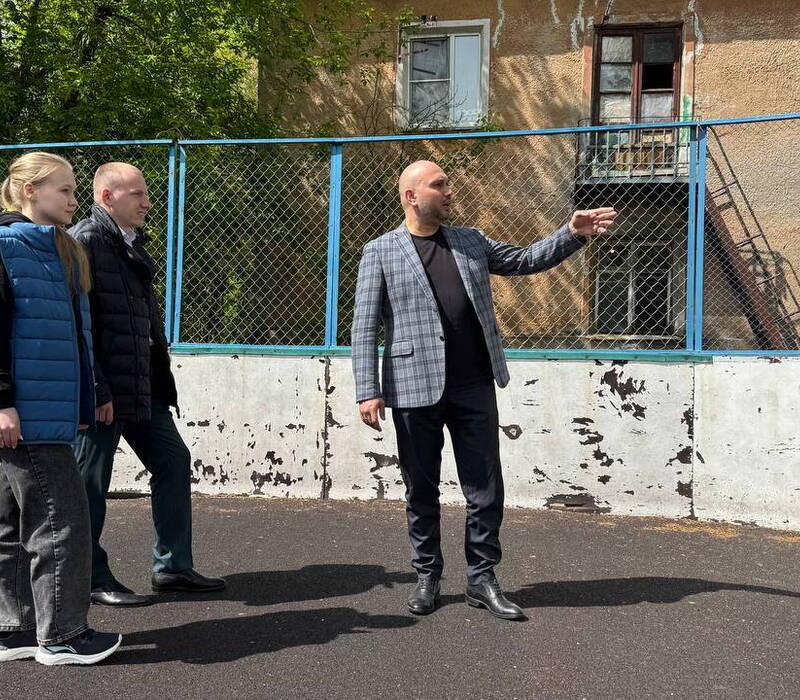 Активисты «Единой России» проверили на безопасность детские спортивные площадки и хоккейные коробки в Нижнем Новгороде
