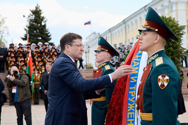 Глеб Никитин в День Победы возложил цветы к Вечному огню в Нижегородском кремле