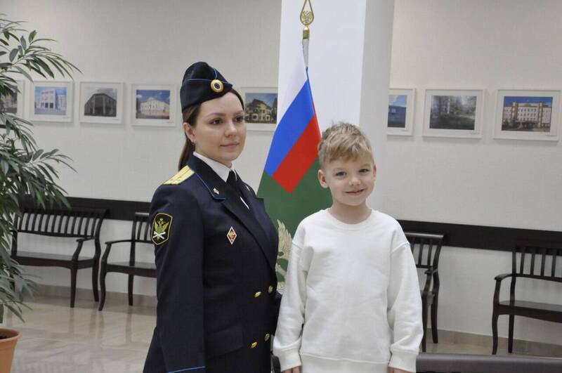 Судебные приставы с заботой о детях