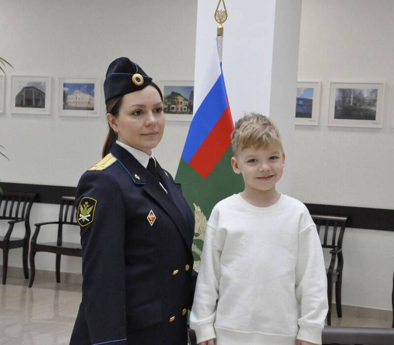 Судебные приставы с заботой о детях