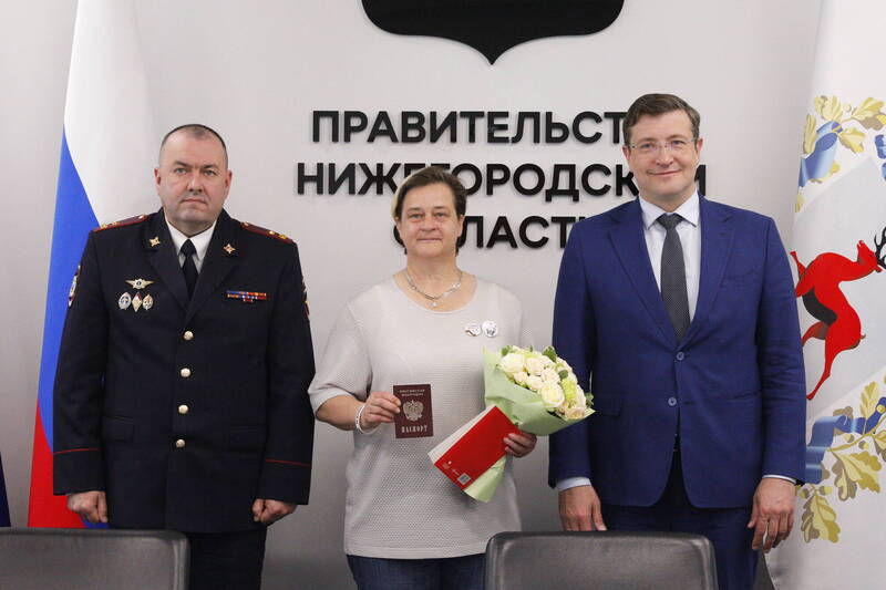 Глеб Никитин и Андрей Кнаус вручили паспорт Российской Федерации Лиане Килинч