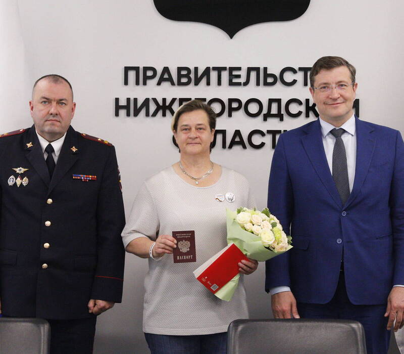 Глеб Никитин и Андрей Кнаус вручили паспорт Российской Федерации Лиане Килинч