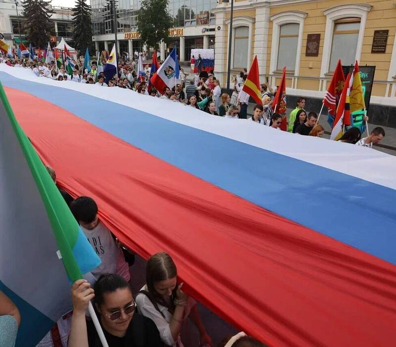 Участники «Парада регионов» в Нижнем Новгороде в День России пронесли по центральной улице города стометровый триколор