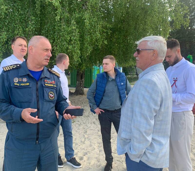 Детская безопасность на воде: активисты партии «Единая Россия» проинспектировали пляж Светлоярского озера