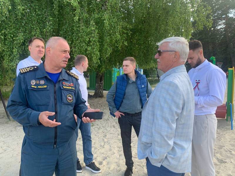 Детская безопасность на воде: активисты партии «Единая Россия» проинспектировали пляж Светлоярского озера