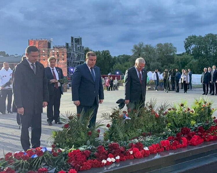 Евгений Люлин почтил память героев Великой Отечественной войны в Республике Беларусь