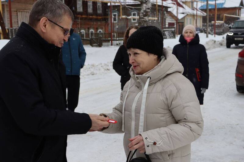 В поселке Воскресенское торжественно вручили ключи от новых квартир жителям аварийного фонда