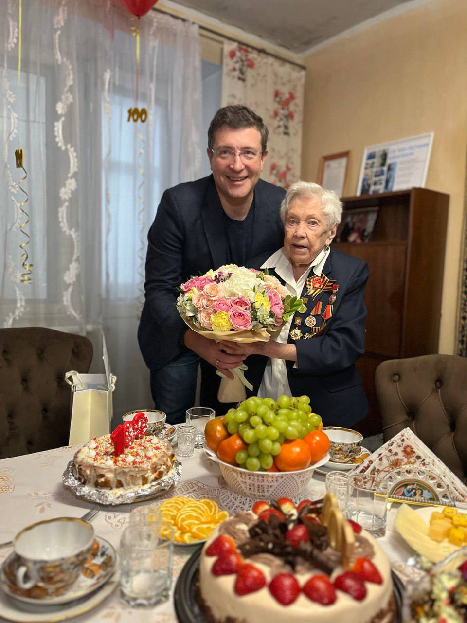 Глеб Никитин и Юрий Шалабаев поздравили со 100-летием участницу Сталинградской битвы Александру Нестеренко