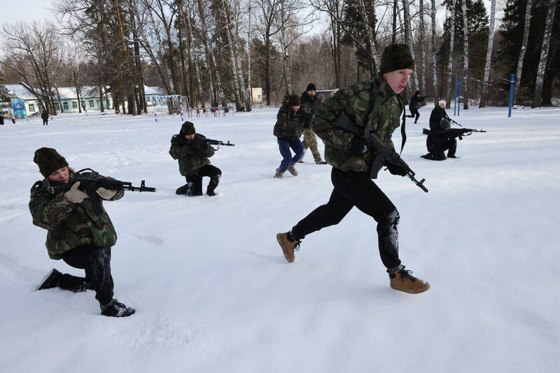 Военно-патриотические игры закаляют юные характеры