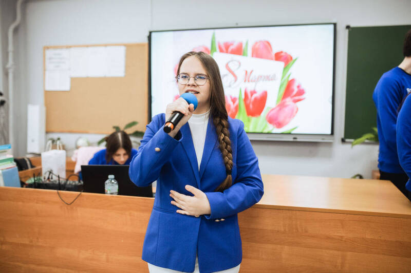 Нижегородские «Волонтёры Победы» поздравляют женщин на рабочих местах с 8 Марта