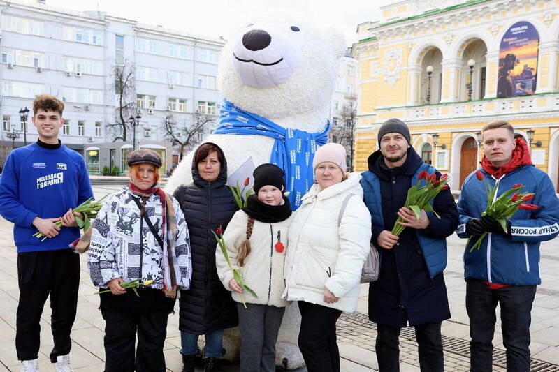 «Дарите женщинам цветы»: в Нижнем Новгороде прошла весенняя праздничная акция